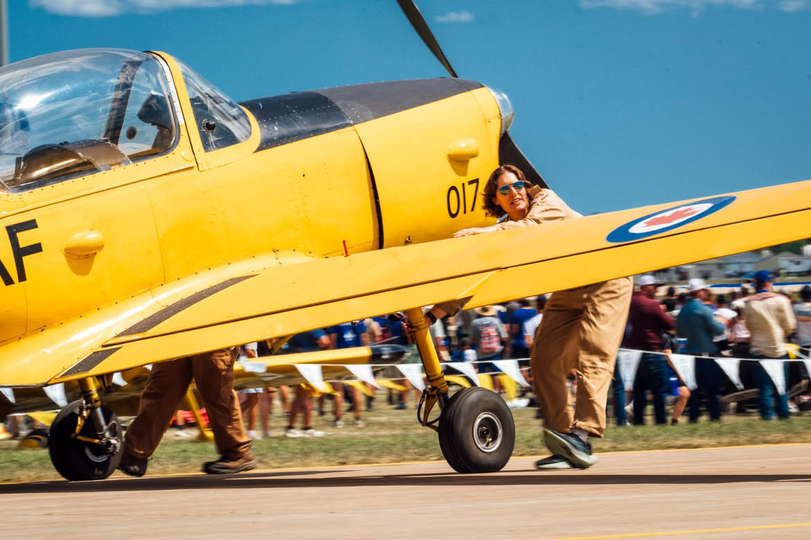Katie pulling 017 to the taxiway. Out of sight, Thaddius is pulling on the other wing and Lisa is steering at the tail. Image taken by AOPA photographer Jake Teague.